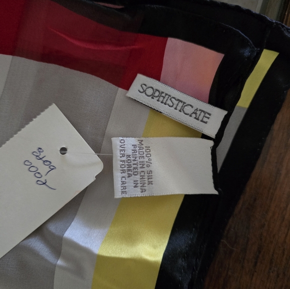 NEW Vintage Petite Sophisticate 100% Silk scarf. - Picture 3 of 3